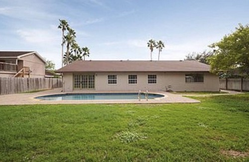 Harlingen House | Gorgeous Home With a Pool 2600sqft