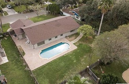 Harlingen House | Gorgeous Home With a Pool 2600sqft