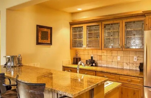 The Highlands House | Gorgeous House in Prestigious Highland Park
