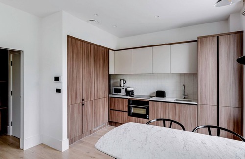 West Kensington Apartment | Gorgeous Kensington Studio, near Shops, Food & Park, by Blueground