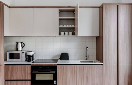 West Kensington Apartment | Gorgeous Kensington Studio, near Shops, Food & Park, by Blueground