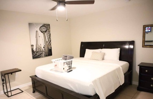 Lakeland House | Gorgeous King Master Suite with Private Lavatory