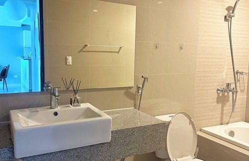 Bonifacio Global City Condo | Gorgeous King Size 3BR in Uptown Parksuites BGC