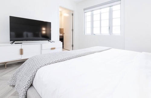 Flamingo/Lummus Bed & Breakfast | Gorgeous King Suite on Collins Ave near the beach!