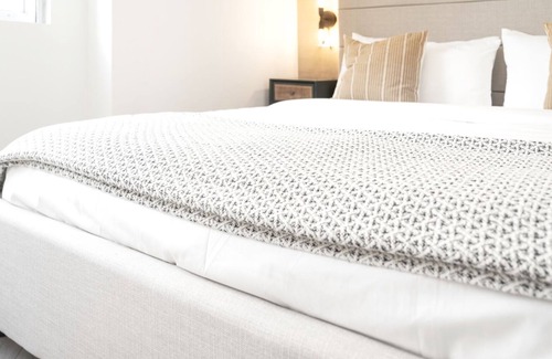 Flamingo/Lummus Bed & Breakfast | Gorgeous King Suite on Collins Ave near the beach!