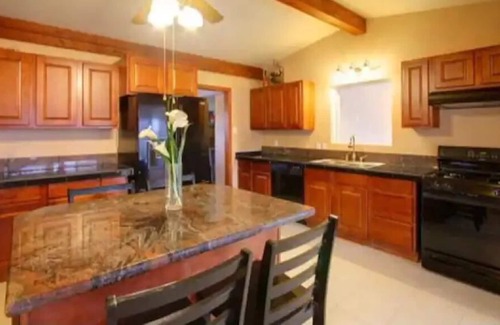 Longmont House | Gorgeous Lake and Mountain Views- work/play & relax!