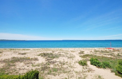 Glen Arbor Condo | Gorgeous Lake Michigan Views! 2B/2B Beachfront Condo in Glen Arbor!