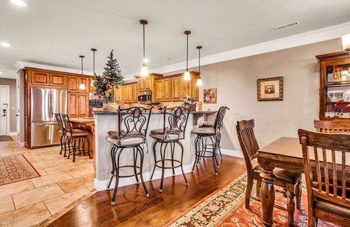 Indian Point House | Gorgeous Lake View Minutes to SDC Free Tickets-Cmty Outdoor Pool Upgraded Kitchen