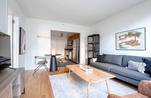 Hunters Point Apartment | Gorgeous LIC 1BR w/Doorman, Gym Pool & W/D, nr East River, by Blueground