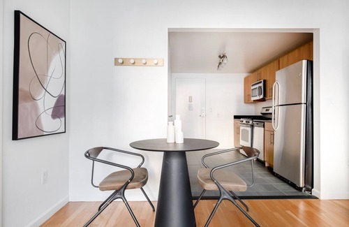 Hunters Point Apartment | Gorgeous LIC 1BR w/Doorman, Gym Pool & W/D, nr East River, by Blueground