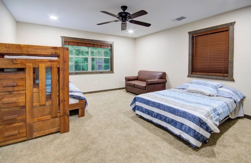 Redlick Cabin | Gorgeous lodge tucked away in Texarkana - 3 bedrooms available