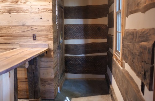 Bernville Cabin | Gorgeous Log Cabin retreat on 30 acre farm; 5 minutes from Blue Marsh Lake.