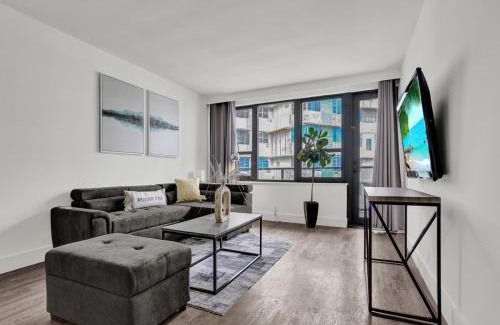 Mid Beach Apartment | Gorgeous Miami Beach Condo Beach Service 1614