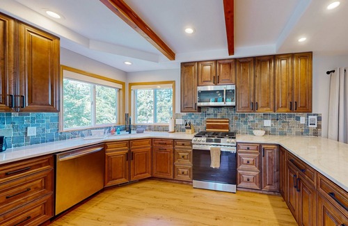 Sagle House | Gorgeous mountain home with dock, lake views, Kayaks & Hiking Trails