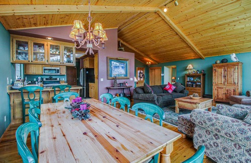 Truckee House | Gorgeous Mountain View & Access to a Pool, Hot Tub, Gym - Near Skiing
