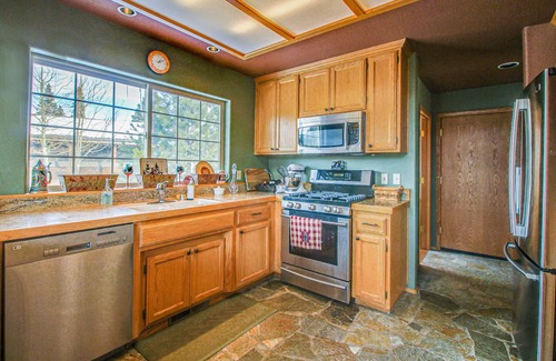 Truckee House | Gorgeous Mountain View & Access to a Pool, Hot Tub, Gym - Near Skiing