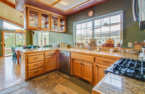 Truckee House | Gorgeous Mountain View & Access to a Pool, Hot Tub, Gym - Near Skiing