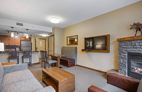 Cougar Creek Apartment | 🌍 Gorgeous Mountain View Condo with 2 Hot Tubs