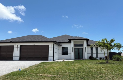 Diplomat House | Gorgeous, new 3-bedroom house with heated Pool in Cape Coral, sleeps 8
