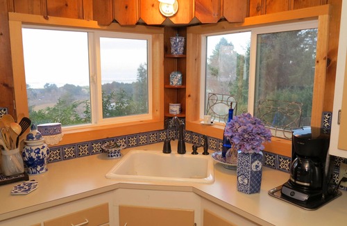 Neskowin Cottage | Gorgeous Ocean View! Private. Cozy Comfort.