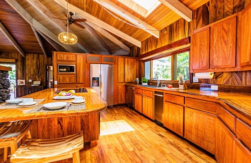 Kapoho House | 🌴 Gorgeous Oceanfront Luxury Retreat 🌊 private pool, black sand beach, pond, AC