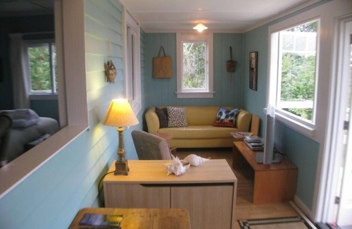 Oneroa House | Gorgeous Plum Tree Cottage