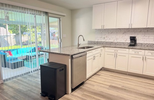 Lakeland House | GORGEOUS Pool Home Central Location! Family and Pet friendly!