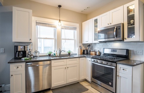 Carag House | Gorgeous, Private Home! Walk Everywhere - Restaurants, Shops, Lakes!