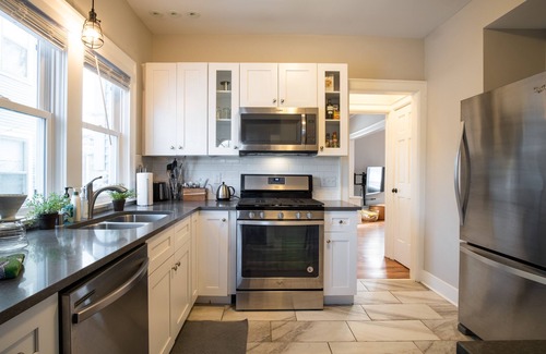 Carag House | Gorgeous, Private Home! Walk Everywhere - Restaurants, Shops, Lakes!