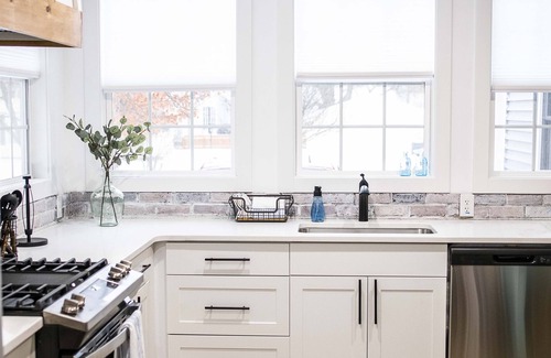 South Haven House | GORGEOUS Remodeled South Beach Cottage - 2 blocks from the shore!