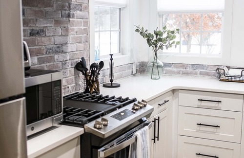 South Haven House | GORGEOUS Remodeled South Beach Cottage - 2 blocks from the shore!