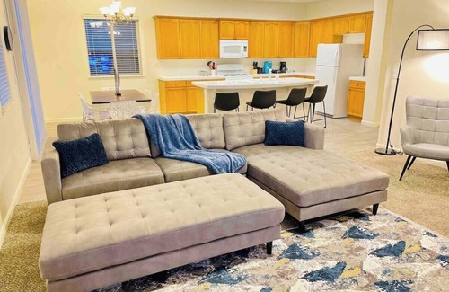 Reno House | Gorgeous S Reno 5BD W7TVs/Sleeps18/13 Beds/SuperFAST WIFI