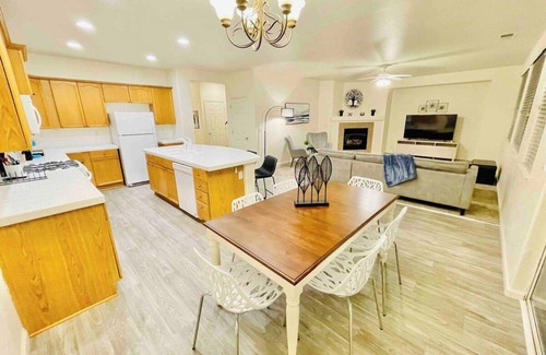 Reno House | Gorgeous S Reno 5BD W7TVs/Sleeps18/13 Beds/SuperFAST WIFI