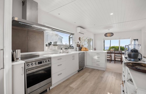 Waiheke Island House | Gorgeous sea views. Heaven at 11!