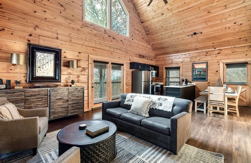 Sevierville Cabin | Gorgeous Smoky Mtn Views w/HOT TUB. Pet Friendly!