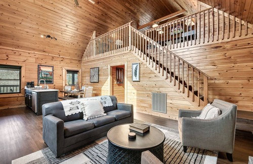 Sevierville Cabin | Gorgeous Smoky Mtn Views w/HOT TUB. Pet Friendly!