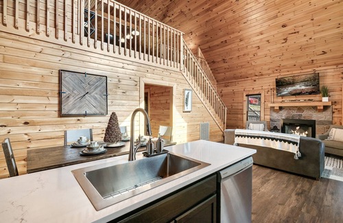 Sevierville Cabin | Gorgeous Smoky Mtn Views w/HOT TUB. Pet Friendly!