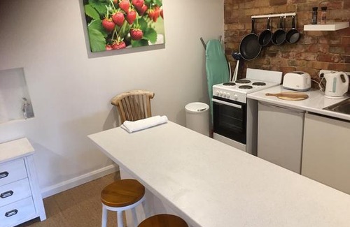 Subiaco Apartment | Gorgeous studio 2 minutes from the heart of Subiaco