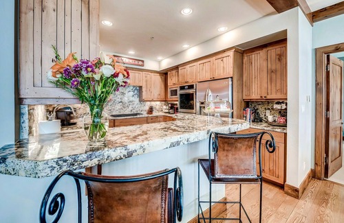 Avon Condo | Gorgeous, True Ski-in/out Condo in Bear Paw Lodge with On-Site Pool & Hot Tub