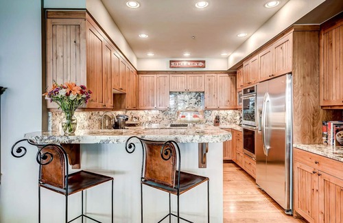 Avon Condo | Gorgeous, True Ski-in/out Condo in Bear Paw Lodge with On-Site Pool & Hot Tub