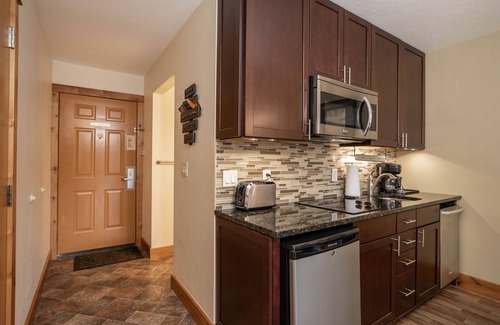 Bigfork Condo | Gorgeous waterfront views, private balcony & A/C - Marina Cay Bayside Studio