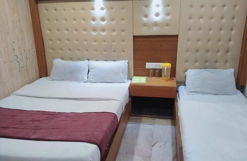 Mallital Hotel | Goroomgo Flatties Mall Road Nainital