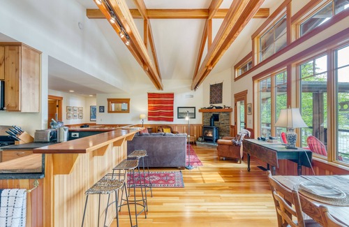 Langley Cabin | Goss Lake Chalet by AvantStay | Lakefront w/Dock, Fire Pit, Outdoor Dining Area