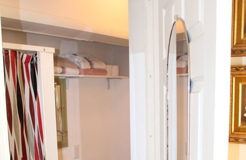 East Naples Resort | Gouda Room in Holland House. Close to the Beach in Naples on the Gulf