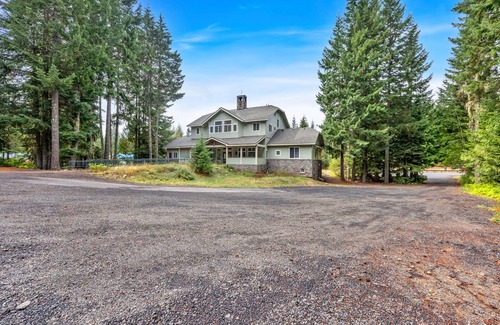 Government Camp Cabin | Government Camp Lodge with Hot Tub and Room for the Whole Family!