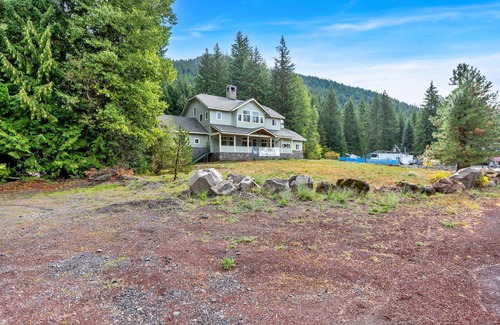 Government Camp Cabin | Government Camp Lodge with Hot Tub and Room for the Whole Family!