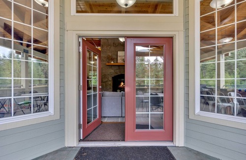 Government Camp Cabin | Government Camp Lodge with Hot Tub and Room for the Whole Family!