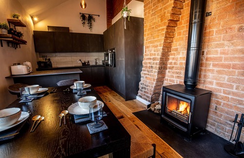 Birmingham City Centre House | Grade 2 Listed Luxury & Chic Industrial 3BR Mews House with FIREPLACE