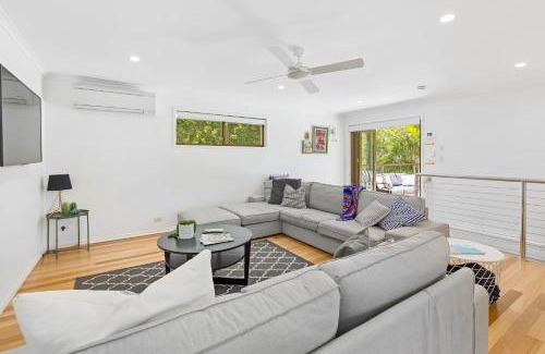Sunshine Beach House | Graebill 2 Bedroom 2 Bathroom Light and Spacious Duplex Walk to Beach Great Outdoor Entertaining Area