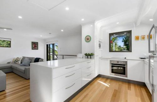Sunshine Beach House | Graebill 2 Bedroom 2 Bathroom Light and Spacious Duplex Walk to Beach Great Outdoor Entertaining Area